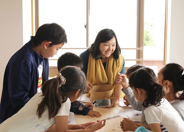 動画を見せながら、子どもたちに話しかける山川紋さん。教育系の仕事をしていた経歴をもつだけあり、子どもが飽きないように接する姿はさすが！
