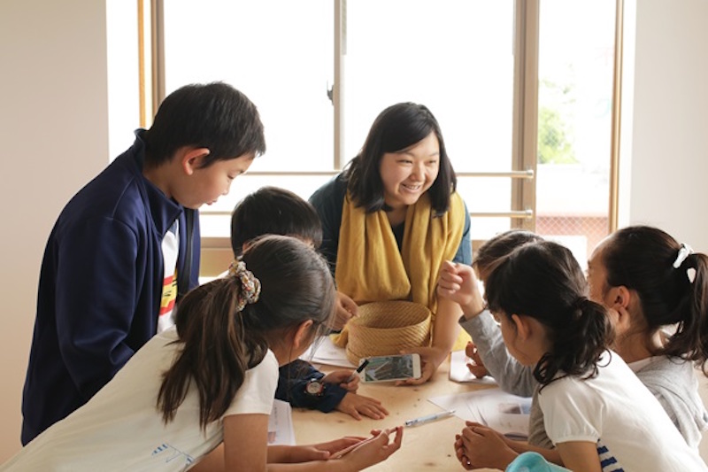 動画を見せながら、子どもたちに話しかける山川紋さん。教育系の仕事をしていた経歴をもつだけあり、子どもが飽きないように接する姿はさすが！
