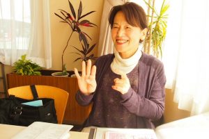 お話についてあふれんばかりの情熱で語る菅野さん。今夏はイギリスへストーリーテリングの旅に出かける