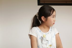 山川さんの話しに吸い込まれるかのように、見つめる子ども。何を思っているのだろうか。日頃、見ることができないその表情に、親も驚く