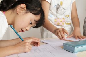 2人で考えた結果を、表に埋めていく。真剣に書く姿が何ともいえない、子どもらしい表情