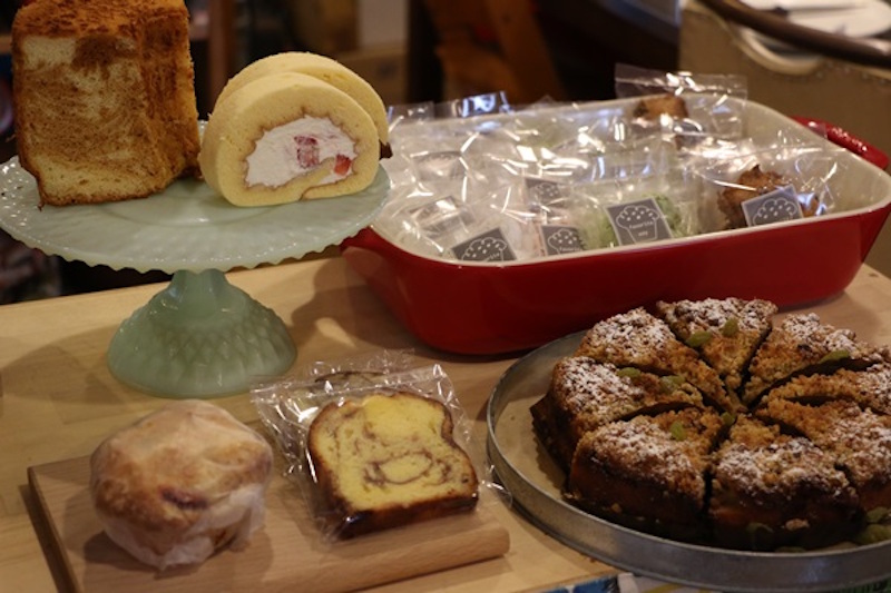 高木さんがつくるお菓子の数々。etanaでは高木さんのケーキ教室も開催している。店主がつくる「自家製ジンジャーシロップ」などもまた美味