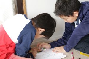 小学5年生の男の子チームは、初めて会った者同士とは思えないほど、息の合ったチームワークで作業を進めていた