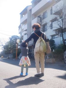 次回のほぼ日で販売する作品の締め切りを2週間後に控え、幼稚園が春休みになった娘さんと工房へ向かう嘉子さん