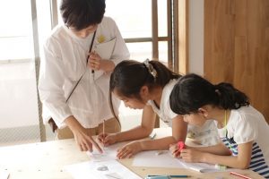 時には、大人の手も借りながら図面を仕上げていく