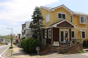 ゆったりとした住宅街に、黄色くかわいらしい外観のセントポーリアがある。店の前にはテラス席もあり、犬と一緒に食事も楽しむことができる