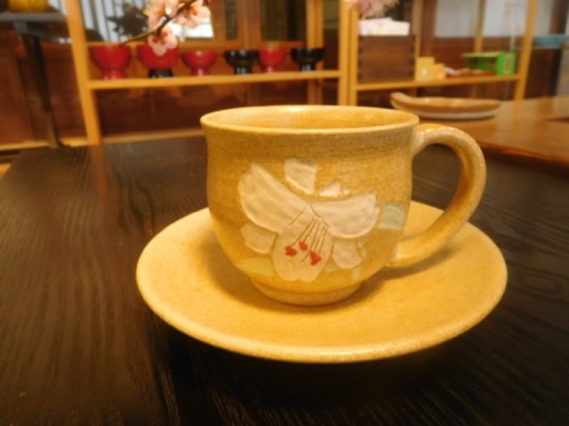 暮らしに微笑みを添えてくれる、陶芸家・さとうゆきさんを訪ねて | 森 