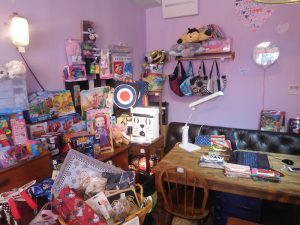 お店の奥にあるテーブルは、ワークショップスペースとしても活躍中。先日はここで、アクセサリー作りのワークショップが開かれた。普段は保育園に通っている息子さんも、お休みの日にはここで恵里さんのお仕事を見ながら、お客さんのお子さんと楽しく遊ぶことも