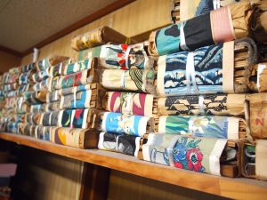 版木が所狭しと工房、廊下の棚に並ぶ