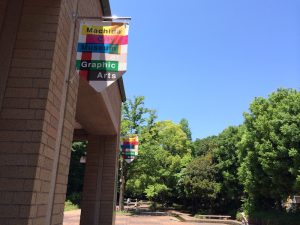 緑が美しい芹ヶ谷公園の中に佇む美術館。展示室だけでなく、版画工房もある。喫茶室の薬膳カレーが美味！
