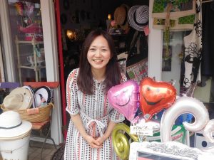 お客さんとお話するのが大好きという店長の西岡恵里さん。スタッフの白井由美子さんは恵里さんの元同僚で、店舗探しから一緒に手伝ってくれたそう。2人で歩いて見つけたのがこの場所