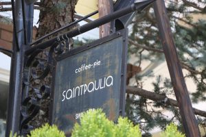 店名の由来は、ご主人のお母様が大切に育てていた植物の“セントポーリア”から