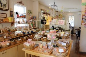 店内に入るとまずたくさんの雑貨や焼き菓子類が出迎えてくれる。奥には30席ほどのゆったりとしたテーブル席がある