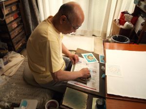 一枚一枚テンポよく摺っていく小林さんの手作業は見ていて飽きない