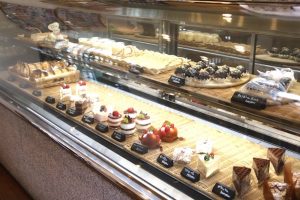 ショーケースには、ご主人がつくるバラエティー豊かなケーキ類が並ぶ。イラストを持ち込めば、イラスト入りデコレーションケーキの注文にも応じてくれる