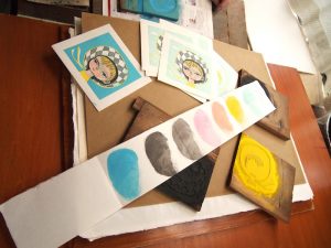 次に作品を摺る時のために、色見本を作成する。「料理のレシピみたいなものだね」と小林さん