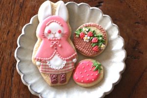 娘さん作のアイシング・クッキー。かわいい！　季節行事に合わせて入れ替わる作品は店の人気商品。娘さんは、“acconoco”という屋号で活動している