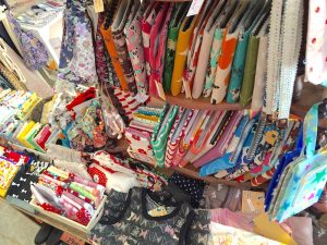 CDケースに筆箱、カード入れ、上履き入れやお箸入れ、そして子ども服まで！　あふれるように並ぶお店で人気の手作り作品の数々。香川県にある「LENO」というお店の作家さんの作品が多いそう。少しずつ、地元田園都市エリアの作家さんのものも増えてきましたよ、とのこと