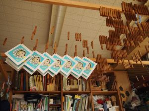 摺りあがった作品を乾燥させる。留め具は木製のもの。以前は竹で作られた留め具を使用していたが、最近は竹のものは手に入らなくなった