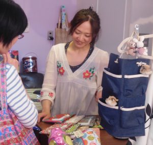 お店をやっていて一番の喜びはなんですかと尋ねると「お客さんと話をして、楽しそうに帰ってくれること」といい、「あれ？　これでいいのかな」と朗らかに笑ってしまう恵里さん