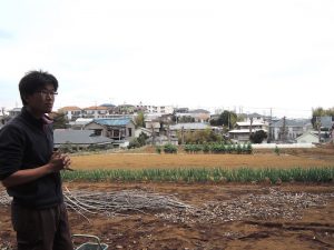 画面中央に見える瓦屋根の家が諭さんの本家。ご両親も農家で、大根やゴボウなどはお父様が育てているそう。「父とは完全に分けて仕事をしています」