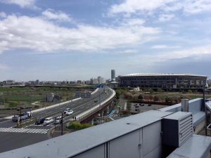 屋上からみてみると、水がたまるように遊水地のまわりが堤防で囲まれている様子が分かる。日産スタジアムの駐車場にも水が溜まる。周辺の道路や橋は水没しないよう高架になっている