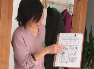 青空保育ぺんぺんぐさのメンバーで、森ノオトのリポーターでもある秋山貴子さん。赤ちゃんが生まれて、両親で育てて、子どもが子どもの関係をつくっていって、気づいたらその輪が広がっている……とても秀逸な作品！