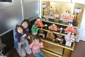 立派なおひな様の前で。ママも子どもも、いい顔してますね。
