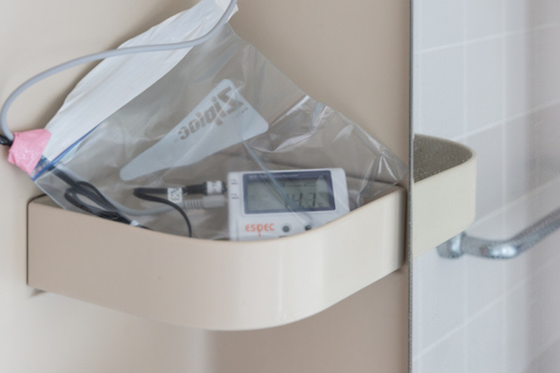浴室温度と浴槽の湯温を計測する小型温度記録装置。今回は1分間隔で温度を計測