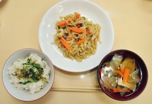 保育参加をすると大人も給食を食べられます。ある日の給食（大人用）。ふりかけご飯、たっぷり野菜のお吸い物、切り干し大根