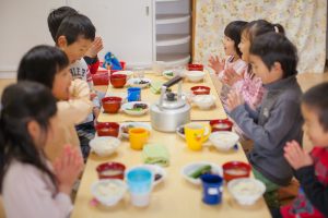 高橋エイジさん撮影。子どもたちの「いただきまーす！」が聞こえてきそうな一枚。