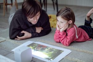 SONYさんにお借りするプロジェクター。空間に馴染むデザインで、壁だけでなく、床や机に映すこともできる（写真提供：ソニー株式会社）
